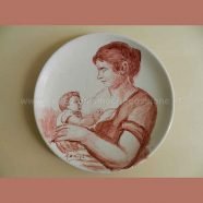 Piatto donna che allatta